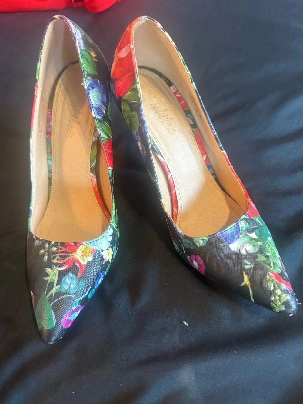 Floral Pointed-Toe Women’s Pumps in Black Multicolor